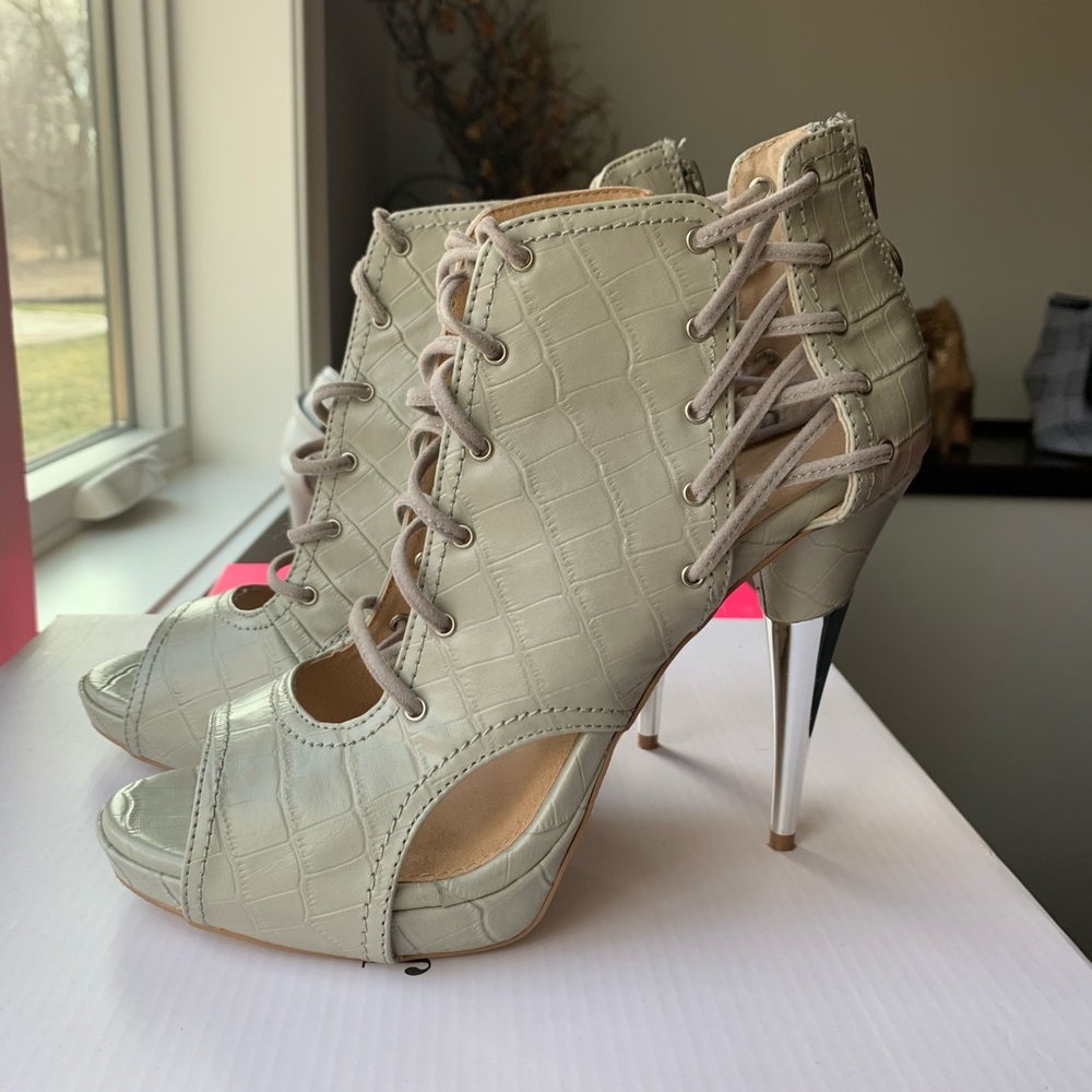 SOLD Colin Stuart Heels